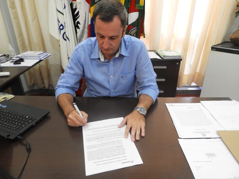 ASSINADO CONVÊNIO DA AGÊNCIA DE CORREIOS COMUNITÁRIA PARA OS DISTRITOS DO MUNICÍPIO